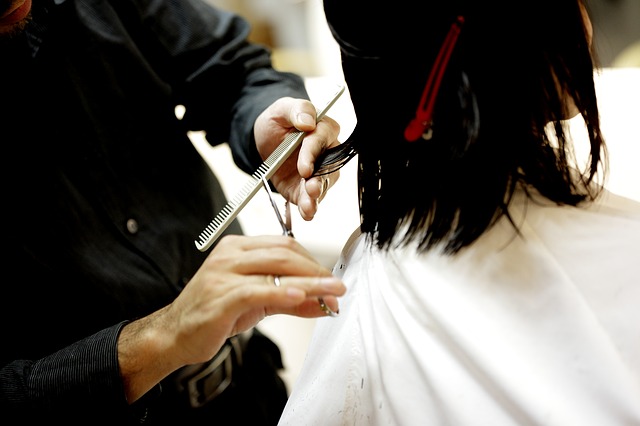 Znajdź swój styl odwiedzając rzetelne salony fryzjerskie