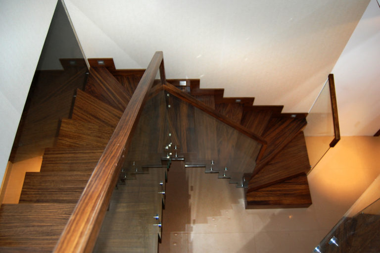 Nowoczesne schody dywanowe drewniane